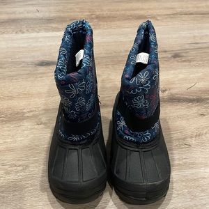 Girls snow boots size 9 excellent condition